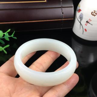 两万块预算买翡翠手镯还是和田玉手镯?