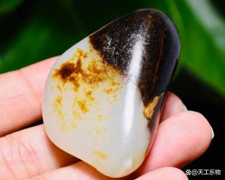 "万年黑皮"到底有多老?老气老熟的和田玉黑皮籽料!