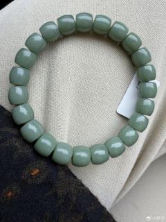 昨天和田玉专场,手串品类中最喜欢的一串,就像青瓷的釉药一样,它的玉